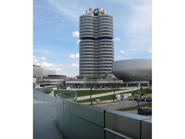 Viel Publikum dr&auml;ngelt sich vor einer neuen M-Reihe - gr&ouml;&szlig;eres Bild durch Anklicken!