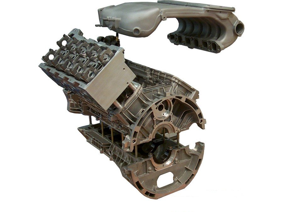 Zylinder-Kurbelgeh&auml;use, Zylinderkopf und Ansaugrohr aus Aluminium - gr&ouml;&szlig;eres Bild durch Anklicken!