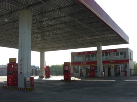 Tankstelle Petro China - größeres Bild durch Anklicken!